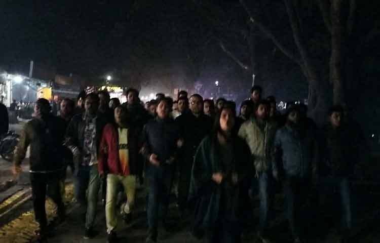 শরীফ ওসমান হাদির মৃত্যুতে জাহাঙ্গীরনগর বিশ্ববিদ্যালয়ে (জাবি) শোক ও প্রতিবাদী মিছিল করেছে শিক্ষার্থী। বৃহস্পতিবার রাত ১১টায় বিশ্ববিদ্যালয়ের বটতলা এলাকা থেকে একটি প্রতিবাদ মিছিল বের করেন‌ তারা। পরে মিছিলটি বিশ্ববিদ্যালয়ের বিভিন্ন আবাসিক হল ও সড়ক প্রদক্ষিণ করে কেন্দ্রীয় শহীদ মিনারে গিয়ে শেষ হয়। সেখানে সংক্ষিপ্ত সমাবেশ, শপথ পাঠ এবং শহীদ হাদির রুহের মাগফিরাত কামনায় দোয়া অনুষ্ঠিত হয়।