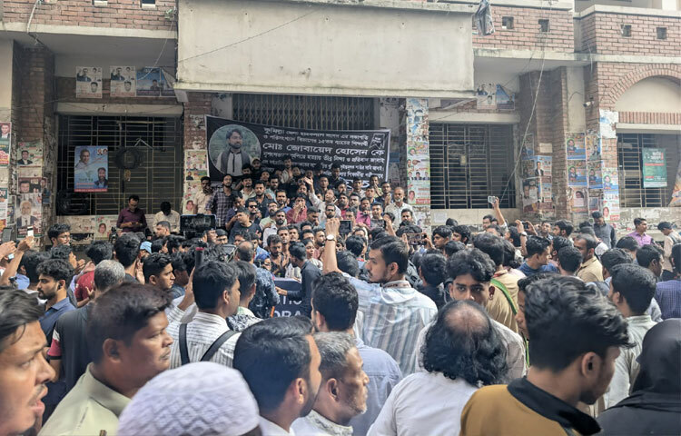 জগন্নাথ বিশ্ববিদ্যালয়ের (জবি) ছাত্রদল নেতা জোবায়েদ হোসেন হত্যার বিচার দ্রুত সম্পন্ন ও খুনিদের ফাঁসির দাবিতে আদালতে বিক্ষোভ হয়েছে। ছবি: তৌফিক হোসেন