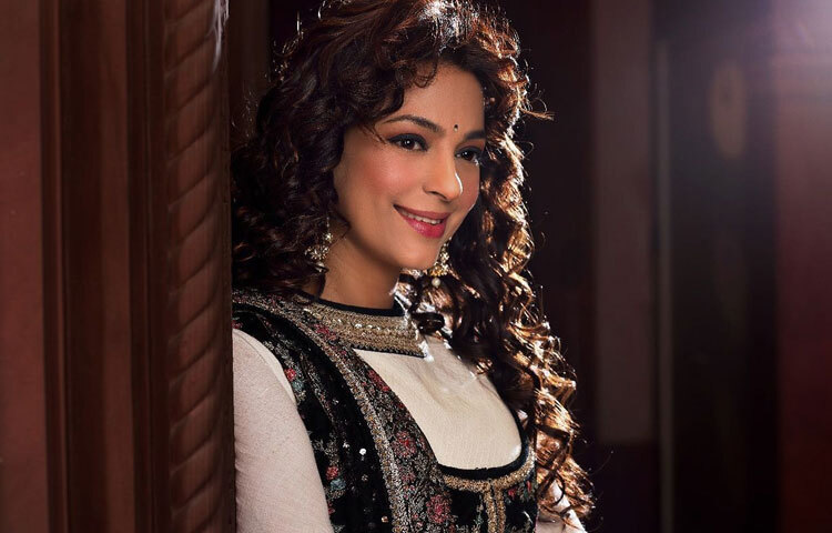 নব্বইয়ের দশকে বলিউডে যে চারজন অভিনেত্রী রাজত্ব করেছেন (মাধুরী, শ্রীদেবী, কাজল আর জুহি) তাদের মধ্যে জুহির অবস্থান ছিল একেবারে আলাদা। তিনি ছিলেন ‘গার্ল নেক্সট ডোর’ এর বাস্তব রূপ, যাকে দেখে মনে হতো এই মেয়েটিই হয়তো পাশের বাড়িতে থাকে!