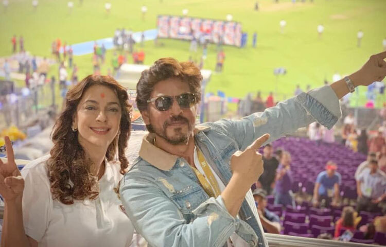 এছাড়া তিনি ভারতের অন্যতম জনপ্রিয় ক্রিকেট ফ্র্যাঞ্চাইজি কলকাতা নাইট রাইডার্স এর সহ-মালিক। বলিউডের গ্ল্যামার পেরিয়ে তিনি ক্রীড়াঙ্গনেও নিজের জায়গা তৈরি করেছেন বুদ্ধিমত্তা ও ব্যবসায়িক দূরদর্শিতায়।