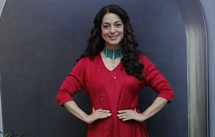 জুহি কেবল অভিনেত্রীই নন, তিনি একজন সফল প্রযোজক ও উদ্যোক্তা। শাহরুখ খান ও গৌরী খানের সঙ্গে তিনি ‘ড্রিমজ আনলিমিটেড’ প্রযোজনা সংস্থা গড়ে তোলেন, যার মাধ্যমে ‘ফির ভি দিল হ্যায় হিন্দুস্তানি’ ও ‘আশোকা’–র মতো সিনেমা উপহার দেন।