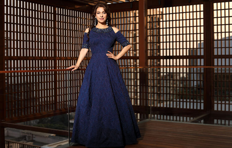 পঞ্চাশ পেরিয়ে জুহি আজও সমান প্রাণবন্ত। তার হাসি যেন সময়কে থামিয়ে দেয়। বলিউডে এখন নতুন প্রজন্মের অভিনেত্রীদের মাঝেও জুহির প্রভাব স্পষ্ট। অনেকেই তাকে রোল মডেল হিসেবে দেখেন তার আত্মবিশ্বাস, শৃঙ্খলা ও ইতিবাচক মনোভাবের জন্য।