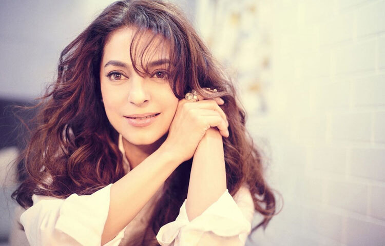 প্রথম সিনেমা ‘সুলতানত’ (১৯৮৬) দিয়ে অভিনয়জীবনের শুরুটা খুব আলোচিত না হলেও, ১৯৮৮ সালে আমির খানের সঙ্গে ‘কায়ামত সে কায়ামত তক’ মুক্তি পাওয়ার পর সবকিছু বদলে যায়। জুহির হাসি, সরলতা ও পর্দার প্রাণবন্ত উপস্থিতি মুহূর্তেই জয় করে নেয় দর্শক হৃদয়।