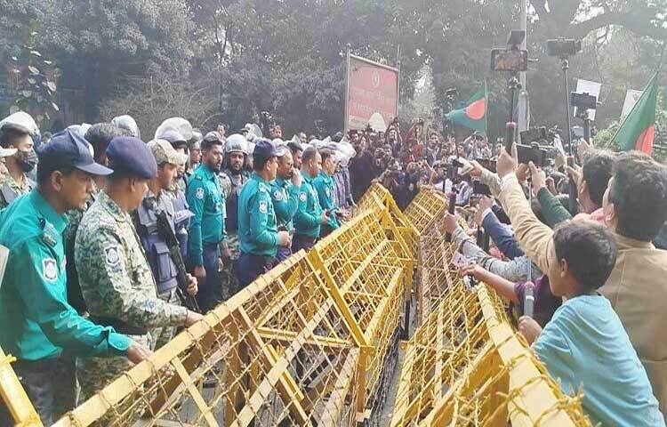 জুলাই হত্যাকাণ্ডে জড়িতদের সেফ এক্সিট দেওয়ার প্রতিবাদে ও স্বরাষ্ট্র উপদেষ্টার পদত্যাগের দাবিতে স্বরাষ্ট্র মন্ত্রণালয় অভিমুখী ইনকিলাব মঞ্চের মিছিলে বাধা দিয়েছে পুলিশ। ছবি: জাগো নিউজ