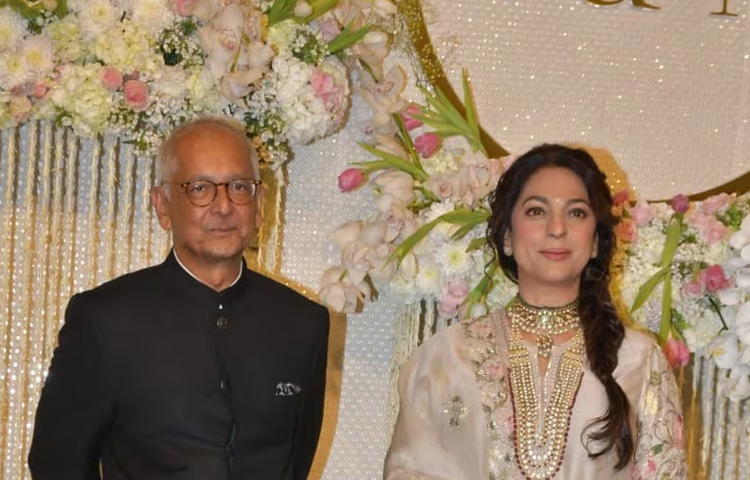 স্বামী জয় মেহতাকে সঙ্গে নিয়ে এসেছিলেন অভিনেত্রী জুহি চাওলা। অফ-হোয়াইট ঐতিহ্যবাহী পোশাকে নজর কেড়েছিলেন এ অভিনেত্রীও। ছবি: সংগৃহীত