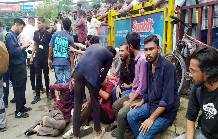 বেসরকারি বিশ্ববিদ্যালয় ইউনাইটেড ইন্টারন্যাশনাল ইউনিভার্সিটির (ইউআইইউ) শিক্ষার্থীদের ওপর হামলার ঘটনায় নিন্দা ও প্রতিবাদ জানিয়েছে জুলাই অভ্যুত্থান পরবর্তী রাজনৈতিক-সাংস্কৃতিক সংগঠনগুলোর জোট জুলাই ঐক্য।