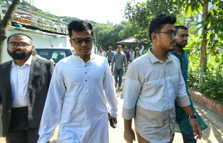 ডাকসুর সাবেক ভিপি সাদিক কায়েমও আদালতে উপস্থিত হয়ে জানান, এই রায় শুধু একটি মামলার বিচার নয়, এটি দেশের গণতান্ত্রিক চেতনার ওপরও প্রভাব ফেলবে। ছাত্ররাজনীতির দীর্ঘ অভিজ্ঞতা থেকে তিনি মনে করছেন, এই মুহূর্তটি ভবিষ্যতের রাজনৈতিক আবহকে অনেকটাই নির্ধারণ করবে।