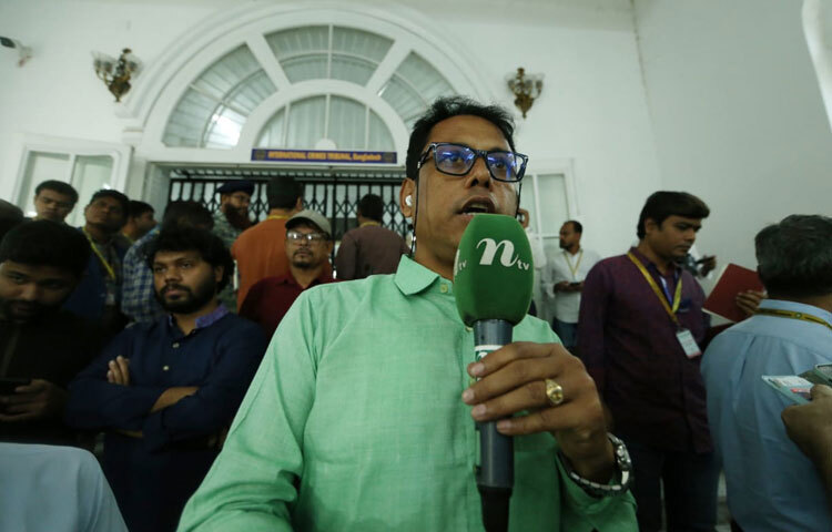 ট্রাইব্যুনালের সামনে ভিড় বাড়তে থাকলেও পরিবেশ ছিল শান্ত। নিরাপত্তা ছিল জোরদার, আর প্রবেশপথে ছিল বাড়তি নজরদারি। রায় ঘোষণার প্রতীক্ষা যেন আদালত এলাকা ছাড়িয়ে পুরো দেশের মনোযোগকে আকর্ষণ করে রেখেছিল।