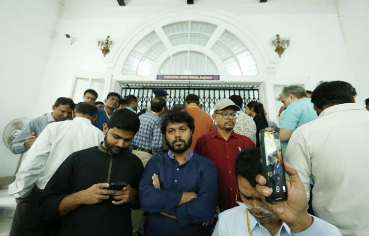 ট্রাইব্যুনালের ভেতর থেকে তোলা ছবিতে দেখা যায়, রায় ঘোষণার অপেক্ষায় সবার চোখে এক ধরনের উত্তেজনা ও প্রত্যাশার মিশেল। দেশের সাম্প্রতিক রাজনৈতিক প্রেক্ষাপট, বিশেষ করে জুলাই আন্দোলনের পর থেকে বিচার ও জবাবদিহির দাবি নতুন করে আলোচনায় এসেছে। সেই প্রেক্ষাপটে আহত যোদ্ধাদের উপস্থিতি ঘটনাটিকে আরও তাৎপর্যপূর্ণ করে তোলে।