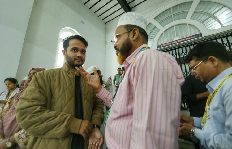 অন্যদিকে মীর মুগ্ধের ভাই স্নিগ্ধের উপস্থিতি নজর কাড়ে সবার। পারিবারিক লড়াই, সংগ্রাম ও দীর্ঘদিনের অপেক্ষা যেন তার চোখে স্পষ্ট। আদালতের বাতাসে টানটান উত্তেজনা অনুভব করা যাচ্ছিল প্রতিটি মুহূর্তে।