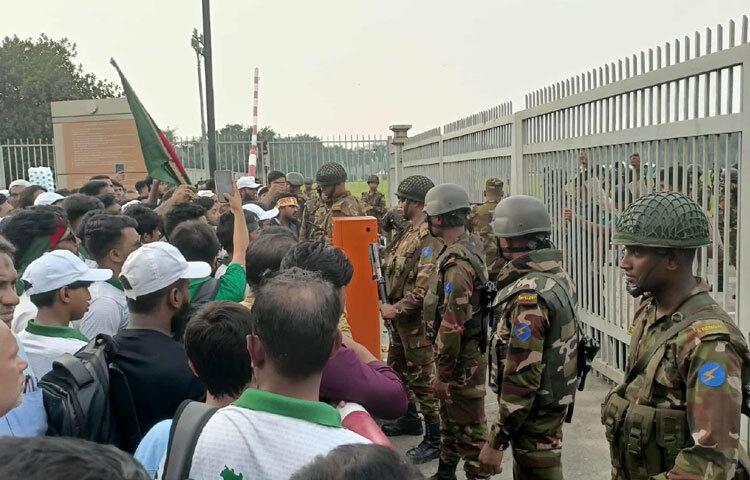 দুপুর পৌনে ১২টা থেকে জাতীয় সংসদের দক্ষিণ প্লাজার ১২ নম্বর গেটের সামনে তারা অবস্থান নেন। এর আগে তারা জাতীয় সংসদে প্রবেশের চেষ্টা করলে তাদের বাধা দেওয়া হয়।