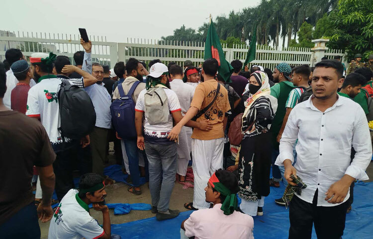 ওয়ারিয়র্স অব জুলাই নামে জুলাই যোদ্ধাদের সংগঠন ৩ দফা দাবি জানায়। সেগুলো হচ্ছে, জুলাই অভ্যুত্থানে আহত ছাত্র-জনতাকে রাষ্ট্রীয় স্বীকৃতি ও জুলাই আহত বীর হিসেবে রাষ্ট্রীয় স্বীকৃতি দিতে হবে।