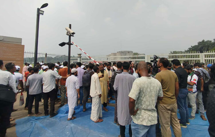 এদিকে, উভুদ্ধ পরিস্থিতে সংসদ ভবনের বাইরে পুলিশ, র‍্যাব, সেনাবাহিনী মোতায়েন রয়েছে।