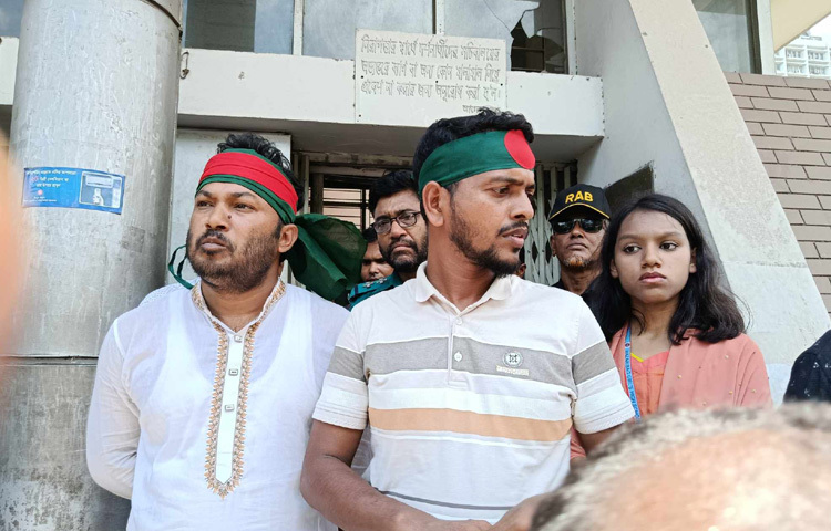 আলোচনার জন্য সচিবালয়ের ভেতরে প্রবেশ করেছেন জুলাই মঞ্চের চার প্রতিনিধি। ছবি: নাজমুল হোসেন বাপ্পি