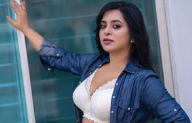 অভিনয়ে জ্যোতি কখনো বাণিজ্যিক ছবির ঝলমলে পর্দায়, আবার কখনো শিল্পধর্মী ছবির গম্ভীর চরিত্রে নিজেকে মেলে ধরেছেন।