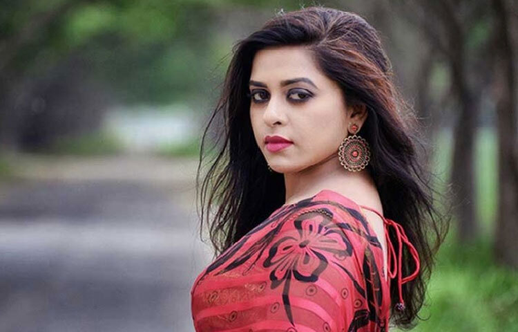 কখনো শাড়িতে, আবার কখনো ওয়েস্টার্ন আউটফিটে হাজির হয়ে দেখিয়েছেন কীভাবে সৌন্দর্য ও আত্মবিশ্বাস একসাথে মিশে যায়।