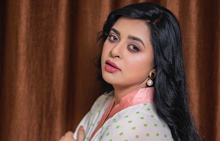 তার সাজসজ্জায় থাকে সরলতা, আর সেই সরলতার ভেতরেই লুকিয়ে থাকে এক অদ্ভুত আভিজাত্য।