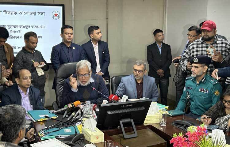 এখন থেকে ফিটনেসবিহীন বাসের কারণে সড়কে দুর্ঘটনা ঘটলে তার দায় বাংলাদেশ সড়ক পরিবহন কর্তৃপক্ষের (বিআরটিএ) সংশ্লিষ্ট কর্মকর্তাকে নিতে হবে বলে জানিয়েছেন সড়ক পরিবহন ও সেতু মন্ত্রণালয়ের উপদেষ্টা মুহাম্মদ ফাওজুল কবির খান। ছবি: মুসা আহমেদ