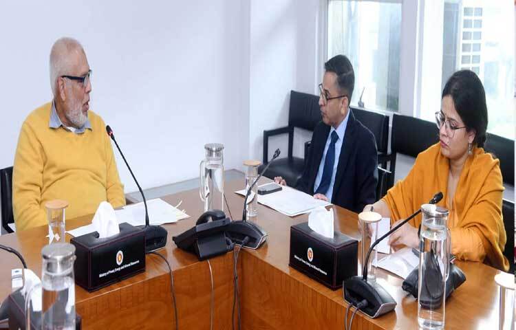 মন্ত্রণালয়ের সভাকক্ষে বিদ্যুৎ, জ্বালানি ও খনিজ সম্পদ উপদেষ্টা মুহাম্মদ ফাওজুল কবির খানের সঙ্গে সাক্ষাৎ করেন বাংলাদেশে ভারতের হাইকমিশনার প্রণয় ভার্মা। ছবি: পিআইডি