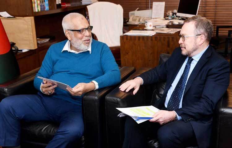 বিদ্যুৎ, জ্বালানি ও খনিজ সম্পদ উপদেষ্টা মুহাম্মদ ফাওজুল কবির খানের সঙ্গে মন্ত্রণালয়ে তার অফিস কক্ষে সাক্ষাৎ করেন বাংলাদেশে রাশিয়ার রাষ্ট্রদূত আলেকজান্ডার গ্রিগোরিভিচ খোজিন। ছবি: পিআইডি