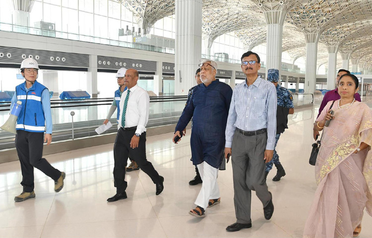 ঢাকায় হযরত শাহজালাল আন্তর্জাতিক বিমানবন্দর সম্প্রসারণ (১ম পর্যায়) শীর্ষক (থার্ড টার্মিনাল) প্রকল্প সরেজমিন পরিদর্শন করেন বিদ্যুৎ, জ্বালানি ও খনিজ সম্পদ উপদেষ্টা মুহাম্মদ ফাওজুল কবির খান। এসময় পররাষ্ট্র উপদেষ্টা মো. তৌহিদ হোসেন উপস্থিত ছিলেন। ছবি: পিআইডি