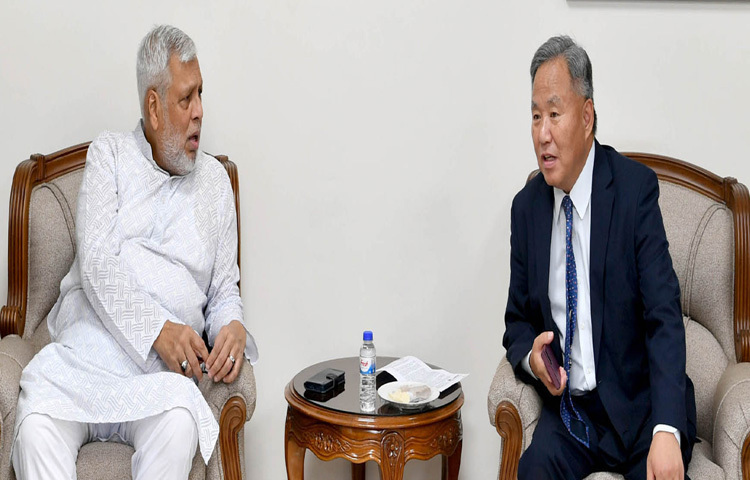 রেলপথ উপদেষ্টা মুহাম্মদ ফাওজুল কবির খানের সঙ্গে ঢাকায় মন্ত্রণালয়ের অফিস কক্ষে সাক্ষাৎ করেন দক্ষিণ কোরিয়ার রাষ্ট্রদূত পার্ক ইয়ং-সিক। ছবি: পিআইডি