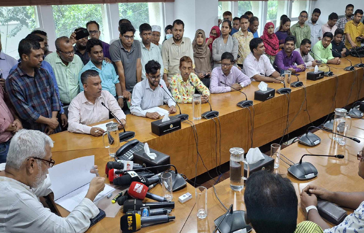 ‘সরকারি চাকরি (সংশোধন) অধ্যাদেশ, ২০২৫’ এর কয়েকটি ধারা অপপ্রয়োগের আশঙ্কা আছে বলে জানিয়েছেন বিদ্যুৎ, জ্বালানি ও খনিজ সম্পদ উপদেষ্টা মুহাম্মদ ফাওজুল কবির খান। ছবি: মাসুদ রানা
