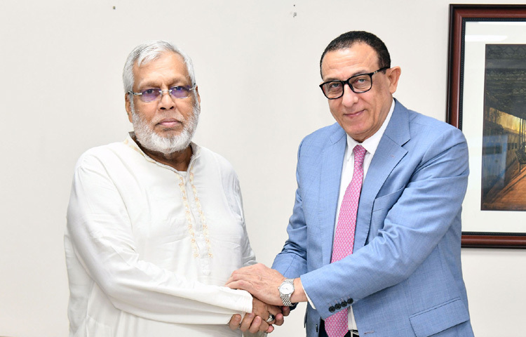 ঢাকায় রেল ভবনে রেলপথ উপদেষ্টা মুহাম্মদ ফাওজুল কবির খানের সঙ্গে সাক্ষাৎ করেন বাংলাদেশে ফিলিস্তিনের রাষ্ট্রদূত ইউসুফ এস ওয়াই রামাদান। ছবি: পিআইডি