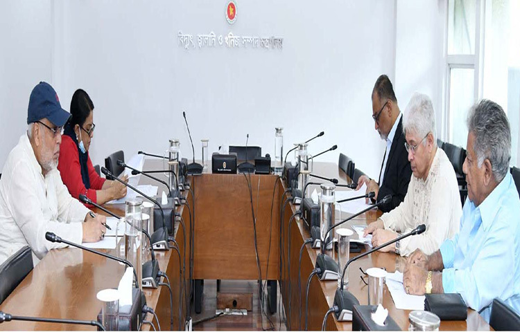 ঢাকায় মন্ত্রণালয়ের সম্মেলনকক্ষে বাণিজ্য, শিল্প, বন্দর ও রাজস্ব আদায় কার্যক্রমকে অধিকতর গতিশীল করার লক্ষ্যে গঠিত উপদেষ্টা পরিষদ কমিটির সভায় সভাপতিত্ব করেন বিদ্যুৎ, জ্বালানি ও খনিজ সম্পদ উপদেষ্টা মুহাম্মদ ফাওজুল কবির খান। ছবি: পিআইডি