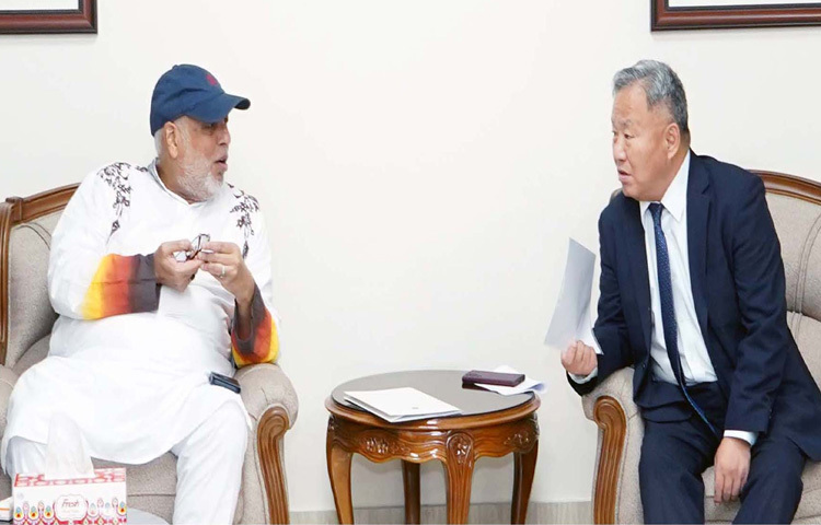 রেলপথ উপদেষ্টা মুহাম্মদ ফাওজুল কবির খানের সঙ্গে মন্ত্রণালয়ে তার অফিসকক্ষে সাক্ষাৎ করেন বাংলাদেশে দক্ষিণ কোরিয়ার রাষ্ট্রদূত পার্ক-ইয়ং সিক। ছবি: পিআইডি