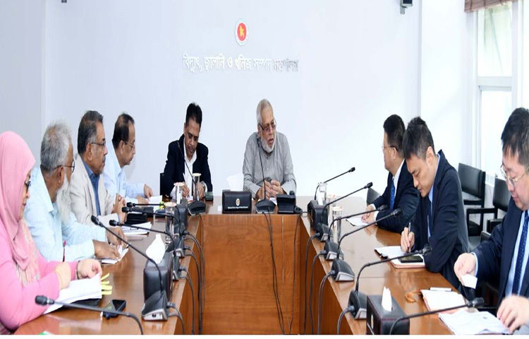 বিদ্যুৎ, জ্বালানি ও খনিজ সম্পদ উপদেষ্টা মুহাম্মদ ফাওজুল কবির খানের সঙ্গে মন্ত্রণালয়ের সভাকক্ষে সাক্ষাৎ করেন বাংলাদেশে চীনের রাষ্ট্রদূত ইয়াও ওয়েন। ছবি: পিআইডি