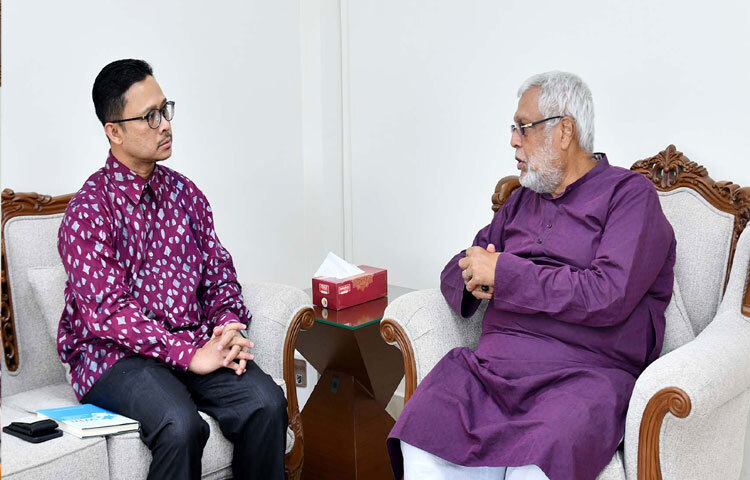 সড়ক পরিবহন ও সেতু উপদেষ্টা মুহাম্মদ ফাওজুল কবির খানের সঙ্গে সচিবালয়ে সড়ক পরিবহন ও মহাসড়ক বিভাগে সাক্ষাৎ করেন বাংলাদেশে মালয়েশিয়ার হাইকমিশনার মোহাম্মদ শুহাদা ওসমান। ছবি: পিআইডি