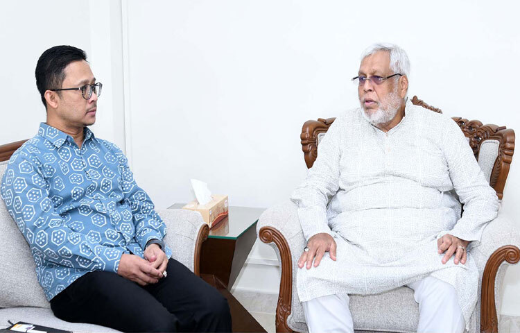 সড়ক পরিবহন ও সেতু মন্ত্রণালয়ের উপদেষ্টা মুহাম্মদ ফাওজুল কবির খানের সঙ্গে মন্ত্রণালয়ে তার অফিসকক্ষে বাংলাদেশে নিযুক্ত মালয়েশিয়ার হাইকমিশনার মোহাম্মদ শুহাদা ওসমান সাক্ষাৎ করেন। ছবি: পিআইডি