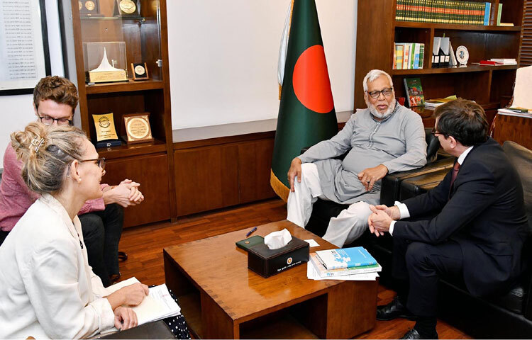 বিদ্যুৎ, জ্বালানি ও খনিজ সম্পদ উপদেষ্টা মুহাম্মদ ফাওজুল কবির খানের সঙ্গে মন্ত্রণালয়ে তার অফিসকক্ষে সাক্ষাৎ করেন ঢাকায় নিযুক্ত ফ্রান্সের রাষ্ট্রদূত জিন-মার্ক সেরে-শার্লেটের নেতৃত্বে একটি প্রতিনিধিদল। ছবি: পিআইডি