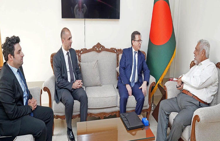 সড়ক পরিবহন ও সেতু উপদেষ্টা মুহাম্মদ ফাওজুল কবির খানের সঙ্গে মন্ত্রণালয়ে তার অফিসকক্ষে সাক্ষাৎ করে বাংলাদেশে তুরস্কের রাষ্ট্রদূত রামিস সেন এর নেতৃত্বে প্রতিনিধিদল। ছবি: পিআইডি