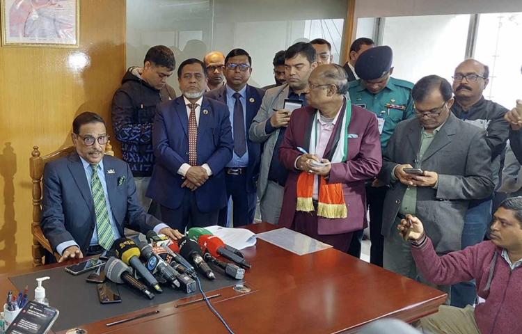 আজ সচিবালয়ের নিজ কার্যালয়ে সাংবাদিকদের সঙ্গে আলাপকালে সড়ক পরিবহন ও সেতুমন্ত্রী ওবায়দুল কাদের বলেন, যানবাহন চলাচলে এখনো পুরোপুরি শৃঙ্খলা অর্জিত হয়নি। ছবি: ইসমাইল হোসেন রাসেল