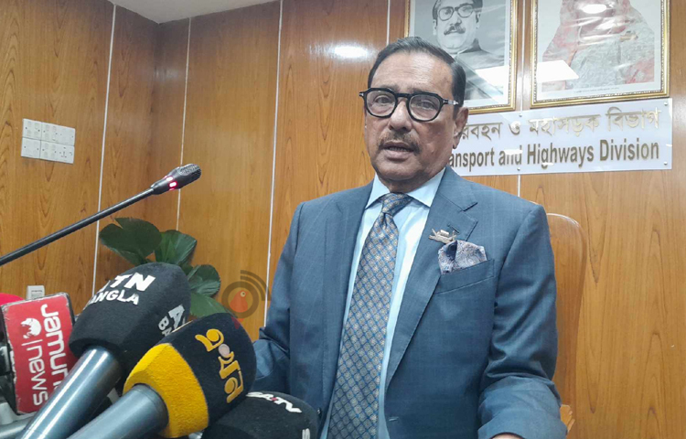 আজ সচিবালয়ে সাংবাদিকদের সঙ্গে আলাপকালে সড়ক পরিবহন ও সেতুমন্ত্রী ওবায়দুল কাদের বলেন, ‘মিয়ানমারে আরাকান আর্মিদের সঙ্গে কনফ্লিক্টের (দ্বন্দ্ব) জন্য আমরা ক্ষতিগ্রস্ত।’ ছবি: মাসুদ রানা