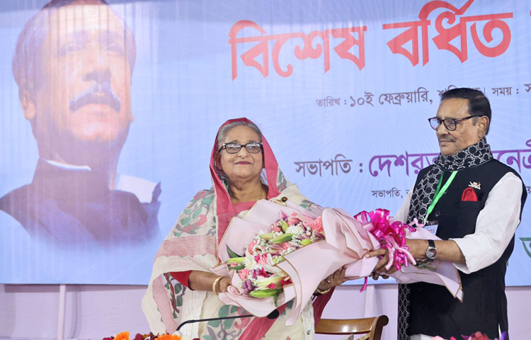 সকালে গণভবনে আওয়ামী লীগের বিশেষ বর্ধিত সভার শুরুতে দলের পক্ষ থেকে সাধারণ সম্পাদক ও সেতুমন্ত্রী ওবায়দুল কাদের প্রধানমন্ত্রী শেখ হাসিনাকে ফুল দিয়ে শুভেচ্ছা জানান। ছবি: ইয়াসিন কবির জয়