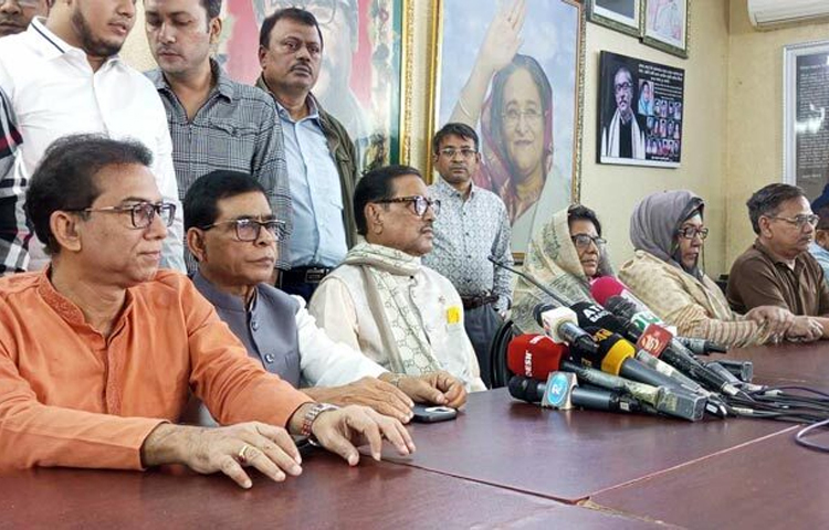 বিএনপিকে সন্ত্রাসী দল হিসেবে অনেকেই চিহ্নিত করেছে, তবে তাদের নিষিদ্ধ করার চিন্তা এখনো দলগতভাবে আওয়ামী লীগ করেনি। আজ দুপুরে রাজধানীর ধানমন্ডিতে আওয়ামী লীগ সভাপতির কার্যালয়ে সংবাদ সম্মেলনে সেতুমন্ত্রী ওবায়দুল কাদের এ কথা বলেন। ছবি: সালাহ উদ্দিন জসিম