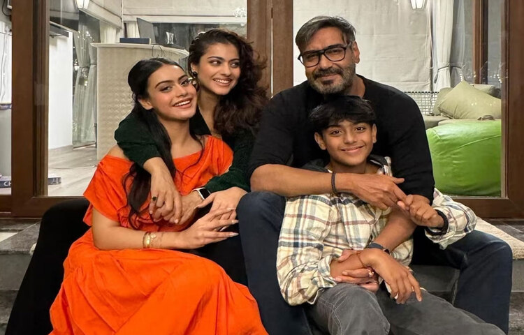 হাস্যোজ্জ্বল এ অভিনেত্রী ১৯৯৯ সালে বলিউড অভিনেতা অজয় দেবগণকে বিয়ে করেন। বলিউডের সফল দম্পতি হিসেবে পরিচিত এই যুগল। তাদের সংসারে রয়েছে নাইসা ও যুগ নামের দুই সন্তান। ছবি: সংগৃহীত