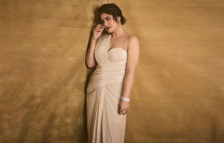 বয়সকে যেন হার মানিয়ে দিয়েছেন কাজল। মসৃণ ত্বক আর আত্মবিশ্বাসী উপস্থিতি ছিল তার লুকে স্পষ্ট। রেড লিপস্টিক, শিমারি আইশ্যাডো আর কাজল দিয়ে সাজানো চোখে ছিল অনন্য আবেদন। সঙ্গে টুইস্ট বান হেয়ারস্টাইল যোগ করেছে বাড়তি স্টাইলিশ ভাব।