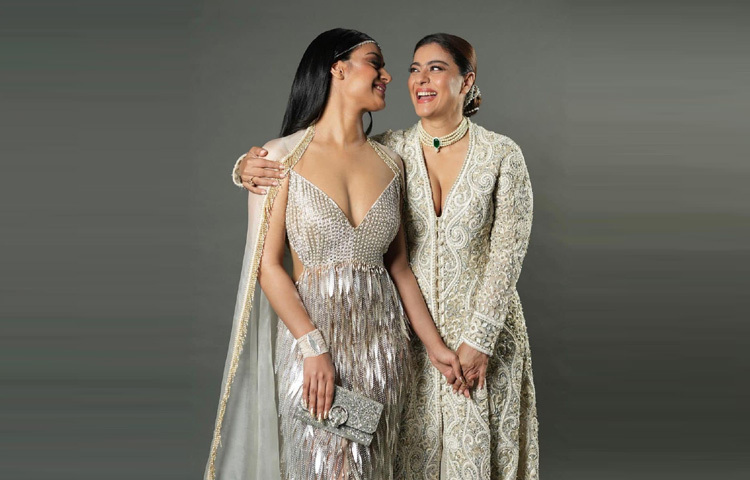 একমাত্র মেয়ে নাইসা দেবগনের সঙ্গে হাস্যোজ্জ্বল অভিনেত্রী কাজল।