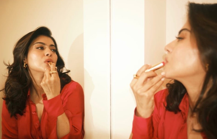 এরপর ‘কুচ কুচ হোতা হ্যায়’ এর টমবয় অঞ্জলি, ‘কাভি খুশি কাভি গম’-এর গাঁদাগন্ধ বাঙালি মেয়ে অনজু, কিংবা ‘মাই নেম ইজ খান’ এর গভীর অথচ ভাঙা মায়া, প্রতিটি চরিত্রেই কাজল যেন এক নতুন ব্যাখ্যা।