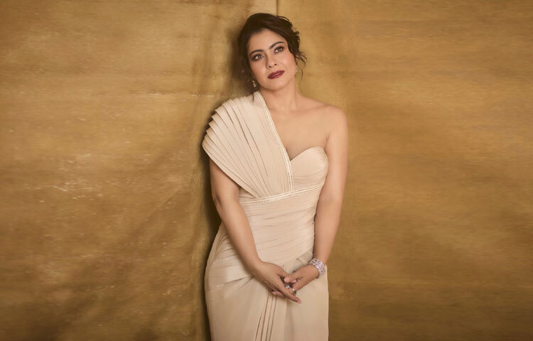 সম্প্রতি মুম্বাইয়ে অনুষ্ঠিত একটি অ্যাওয়ার্ড শোতে লাল গালিচায় হাজির হয়ে ফের সবাইকে চমকে দিলেন এই জনপ্রিয় অভিনেত্রী। তার অনবদ্য সাজপোশাক ছিল আলোচনার কেন্দ্রবিন্দু।