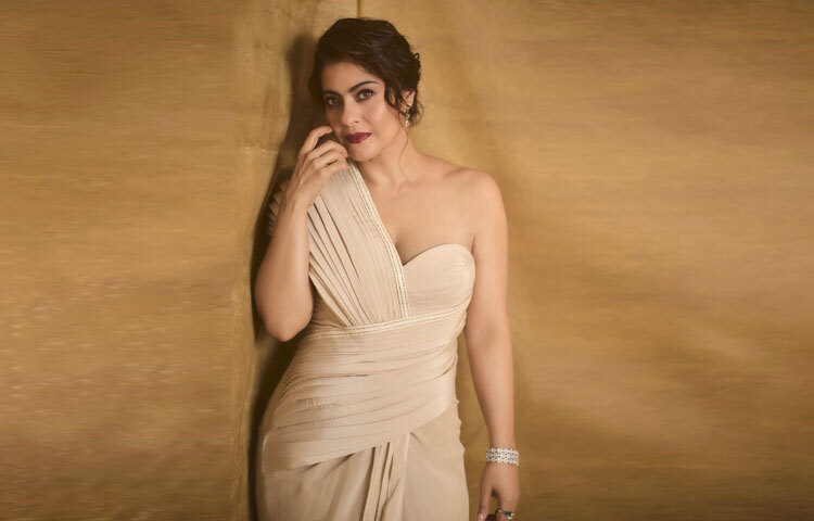 অলঙ্কারে ছিল সংযমী ছোঁয়া। কানে ঝুলছে টিয়ারড্রপ হীরার দুল, হাতে লেয়ার্ড ব্রেসলেট আর আঙুলে শোভা পাচ্ছে হীরা-পান্নার আংটি।