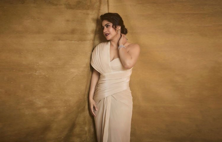 এই শো এর জন্য কাজল বেছে নিয়েছিলেন শান্তনু-নিখিলের নকশা করা মনোমুগ্ধকর পোশাক। তার এই লুকের স্টাইলিং করেছেন ভারতের পরিচিত স্টাইলিস্ট আস্থা শর্মা।