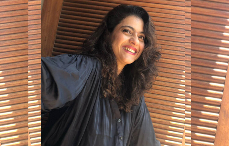 ক্যাপশনে জুড়ে দিয়েছেন ভিক্টর বোর্গের একটি বাণী। লিখেছেন,‘একটি হাসি দুটি মানুষের মধ্যে দূরত্ব কমায়’। ছবি: ফেসবুক থেকে