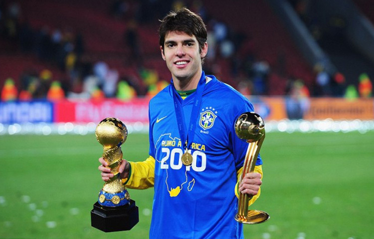 কাকার ক্যারিয়ার সাফল্যে এতটাই সমৃদ্ধ যে এক জীবনে অনেক খেলোয়াড় যা স্বপ্নেও ভাবেন না। তিনি এসি মিলানের জার্সিতে অর্জন করেছেন ‘ব্যালন ডি’অর’ (২০০৭), ‘ফিফা ওয়ার্ল্ড প্লেয়ার অব দ্য ইয়ার’ (২০০৭), ‘উয়েফা চ্যাম্পিয়নস লিগ’ (২০০৬-০৭)।