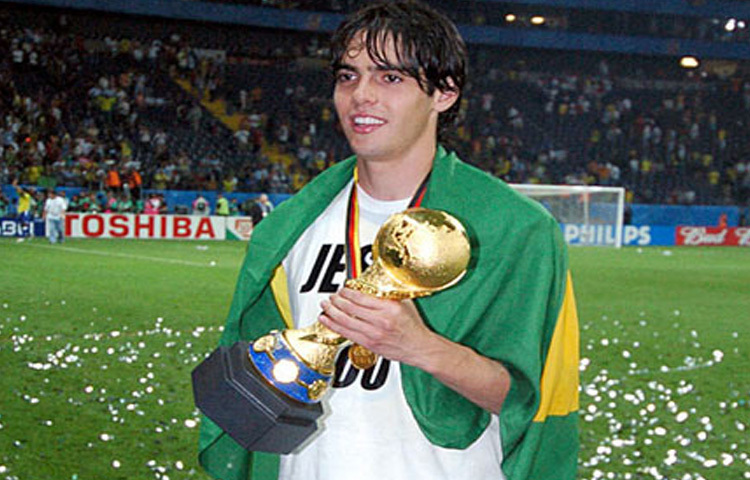 রিয়াল মাদ্রিদের হয়ে অর্জন করেছেন ‘সিরি আ’ (২০০৩-০৪), ‘লা লিগা’ (২০১১-১২)। ব্রাজিল জাতীয় দলের অংশ হিসেবে ‘ফিফা বিশ্বকাপ জয়’ (২০০২) করেছেন।