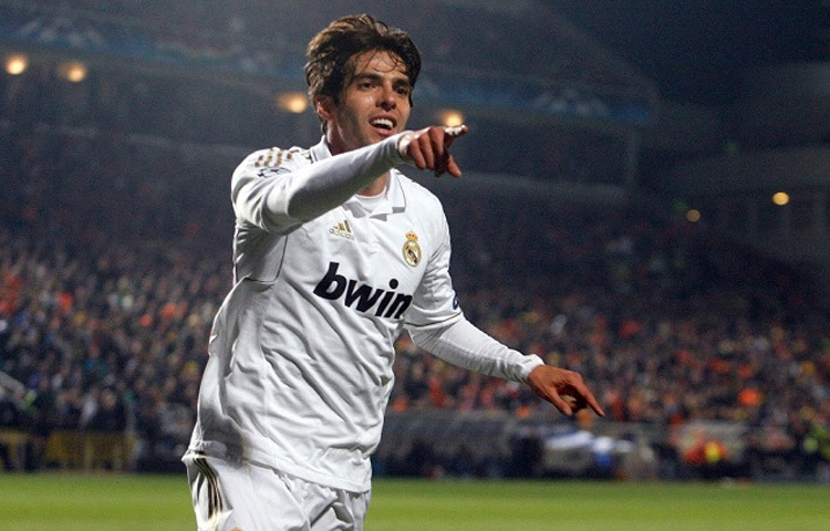 ২০০৩ সালে ইতালির বিখ্যাত ক্লাব এসি মিলান তাকে দলে নেয়। সেখান থেকেই শুরু হয় তার আন্তর্জাতিক ক্যারিয়ারের সোনালি অধ্যায়।